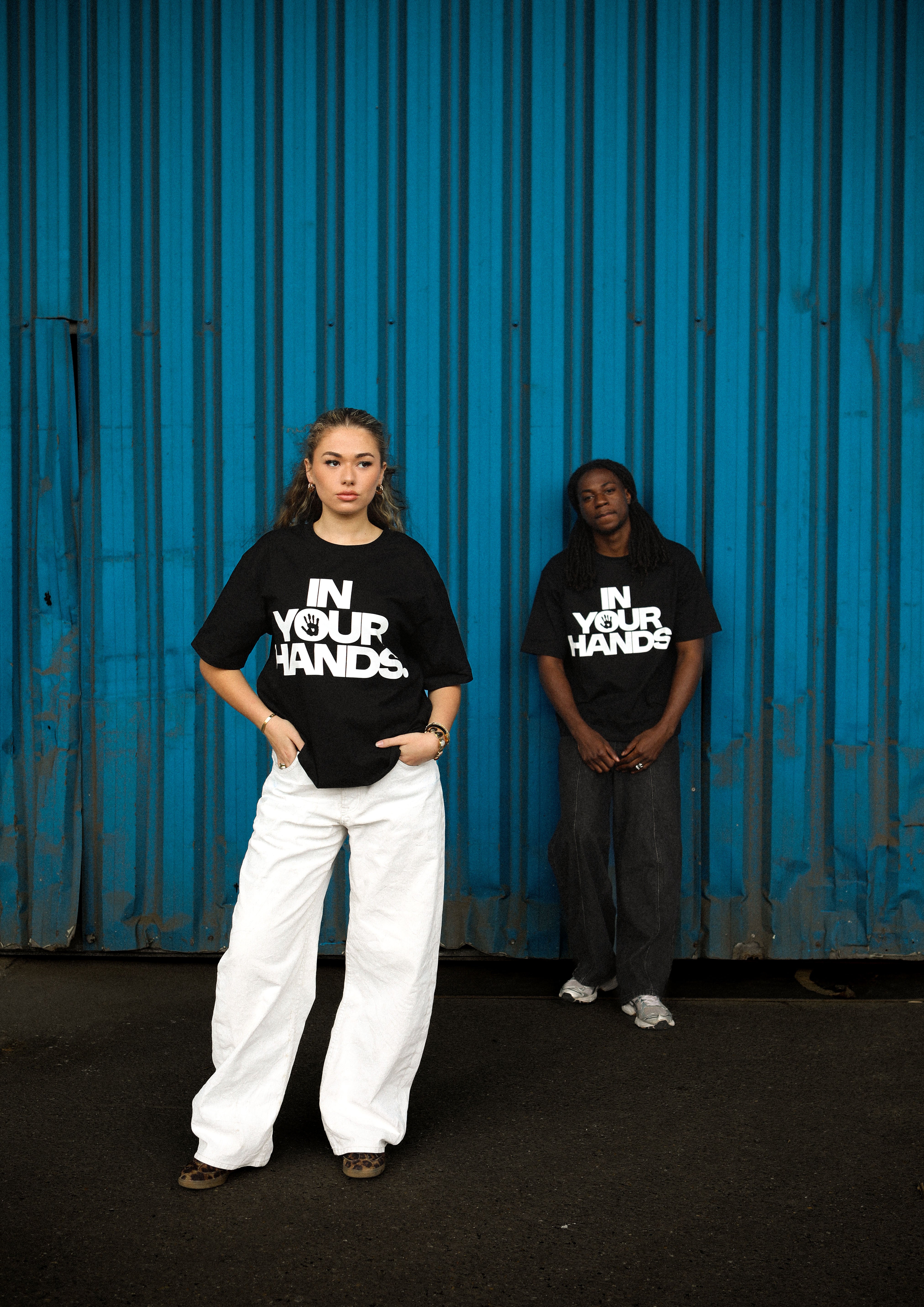 IN YOUR HANDS TEE BLACK